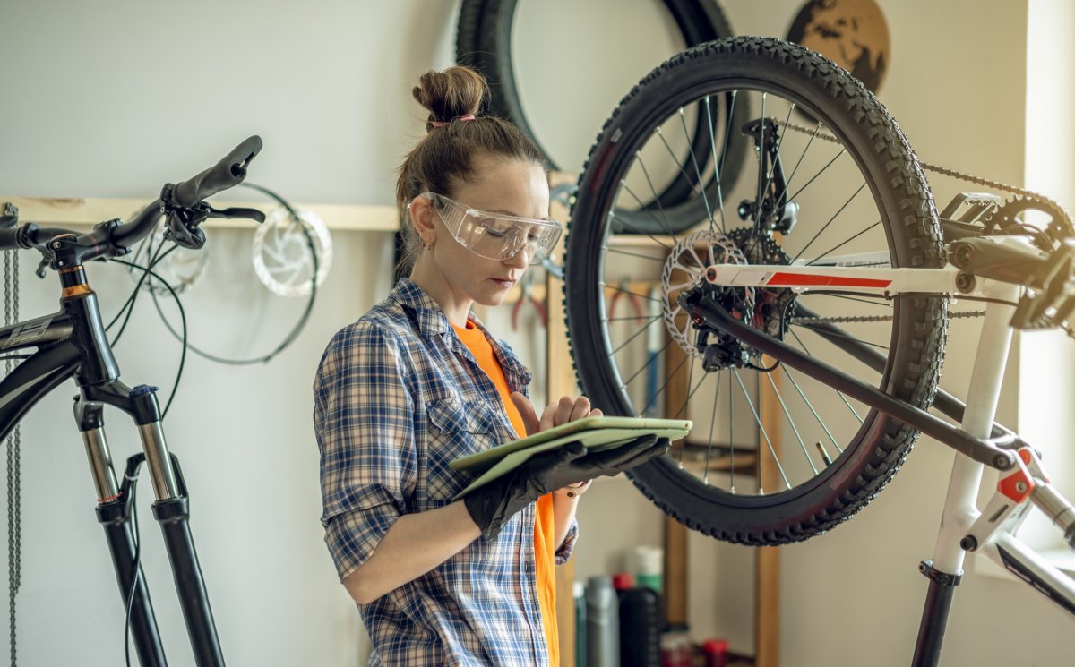 Fahrradmechanikerin bei der Arbeit